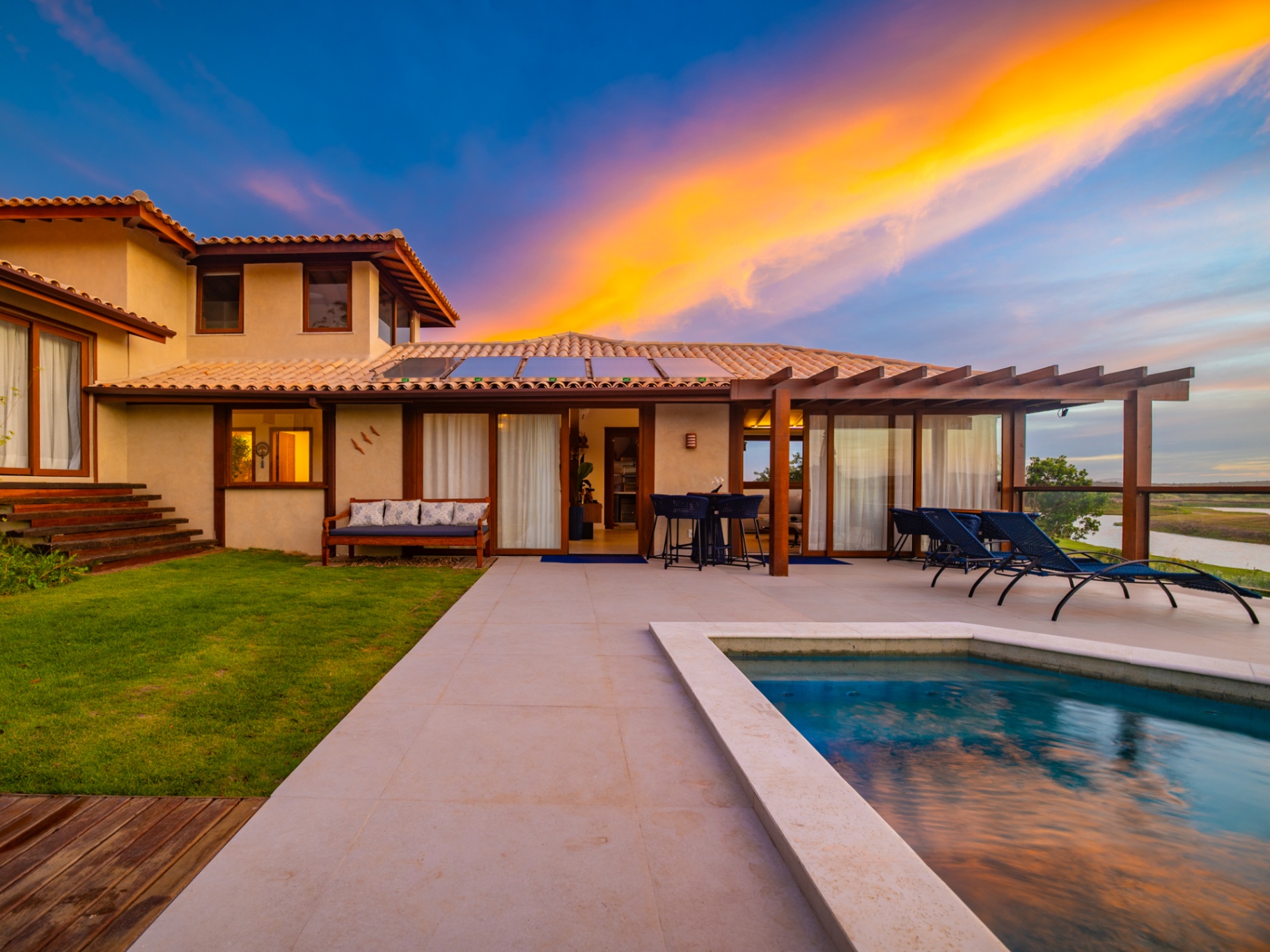 Villa Golf Búzios: fachada, piscina e gramado com vista para o campo de golfe ao pôr do sol
