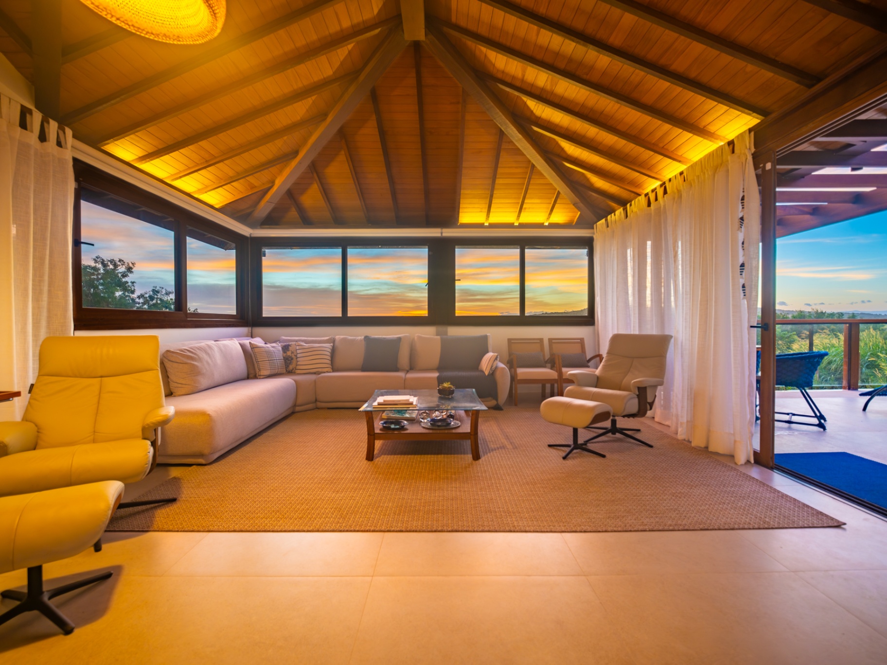 Sala de estar integrada com teto de madeira